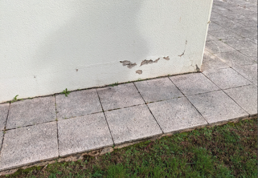 Des fissures qui apparaissent sur la façade d’une...