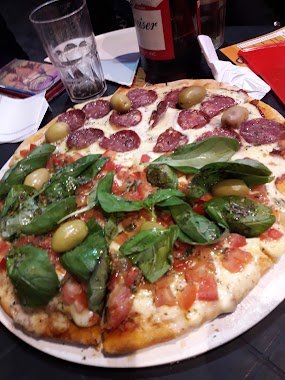 zutti pizza y empanada, Author: yemina Mizu