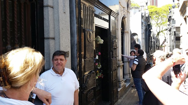 Recoleta Cemetery Tour