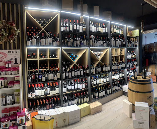 La Vendimia tienda de vinos a granel , etiquetados , espumosos , delicatessen. Gourmet
