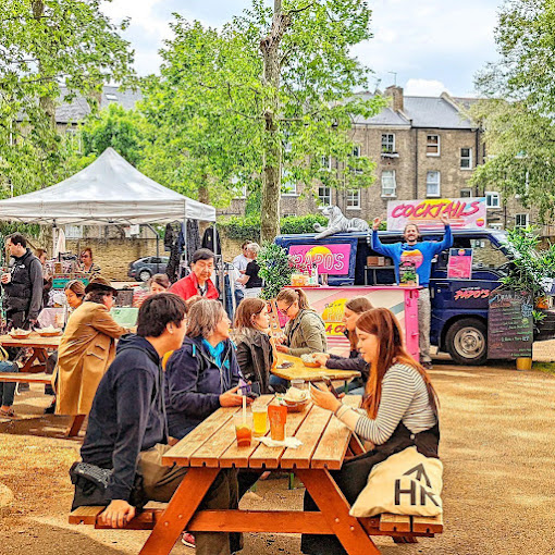 Explore the Charm of Notting Hill's Markets: From vintage treasures to vegan delights, explore the best of this vibrant London district. Your shopping adventure awaits!