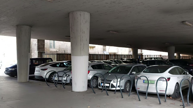 Parkoló a híd alatt