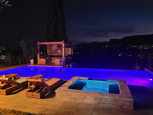 Photo de Le Grand Bois | Location gîte, chambres d'hôte Nice avec piscine. à Colomars (06670)