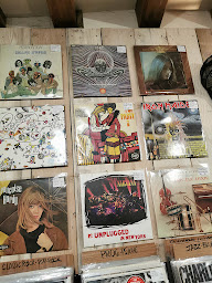 Photo n°10 de Les Petites Trouvailles de Mélanie à Jupilles (Friperie)