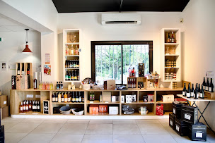 Photo n°3 de Les Vignerons de Tavel et Lirac (site de Lirac) à Saint-Laurent-des-Arbres (Attraction touristique)