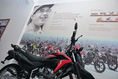 Photos of Aurora Honda Showroom