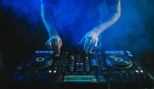 MUSIC EVENT - DJ ANIMATION / GROUPE LIVE / SONORISATION ÉCLAIRAGE — photo 2