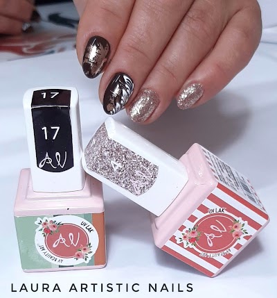 Laura artistic nails
