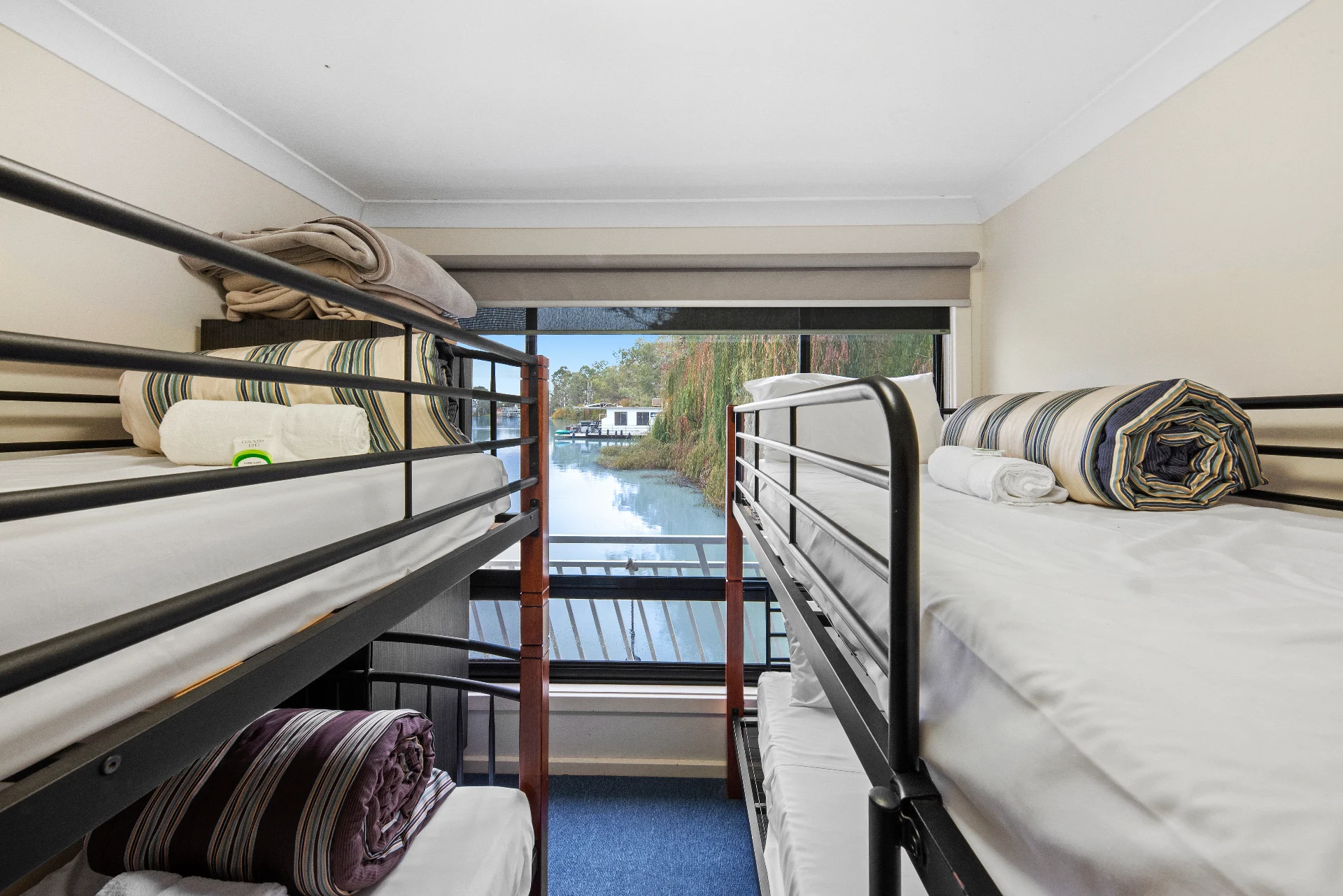 Boats and Bedzzz Houseboat Stays