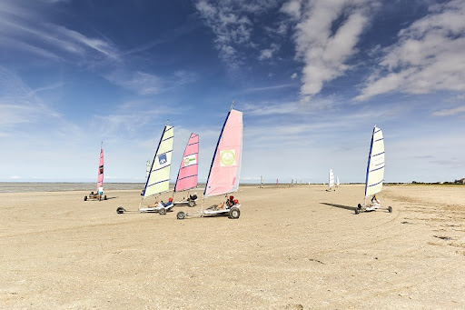 Photo de AVEL CHAR centre de char à Voile en baie du mont saint michel à Hirel (35120)