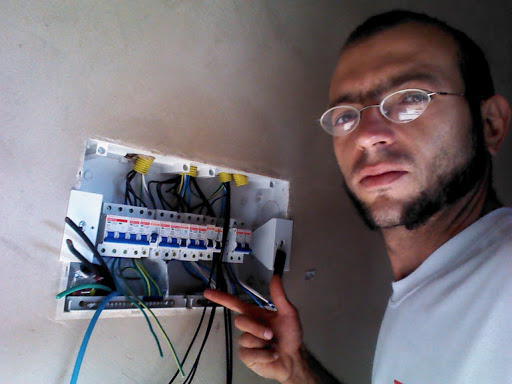 Faz tudo juninho eletricista residencial e comercial. Encanador