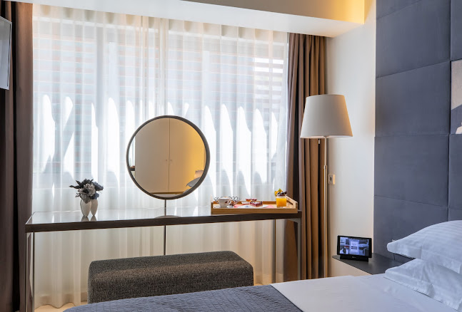 Opinii despre Brasil Suites Boutiquet Hotel Athens în Γλυφάδα - Αθλητικό συγκρότημα