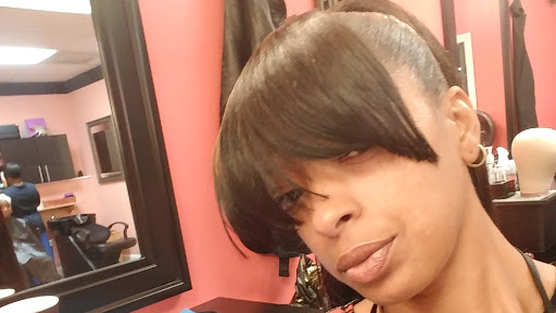 Miss Dee/ Senior Cosmetologist