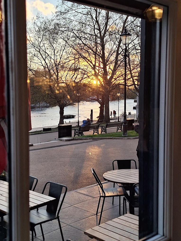 Dive deep into the heart of Richmond, London and uncover mesmerising things to do in Richmond, from historic sites to lively pubs. Start your day with a delicious breakfast and end with a riverside dinner view.  #RichmondLondon #RichmondGuide #TravelLondon #HistoricRichmond #RichmondAttractions #LondonTravelGuide #RichmondAdventures