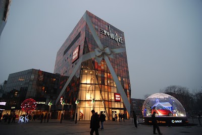 Photos of UNIQLO Sanlitun store