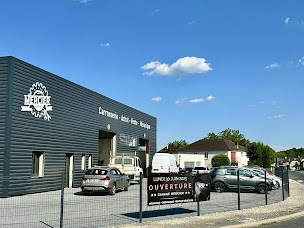 Photo n°5 de GARAGE MERCIER CARROSSERIE - VENTE DE VEHICULES - MECANIQUE - VARETZ / BRIVE à Varetz (Magasin de pneus)