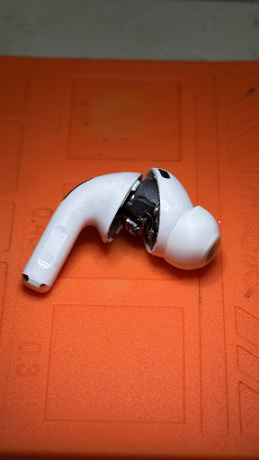 Get your Apple AirPods and other iDevice repairs done by professionals at an affordable price. Vi… post image