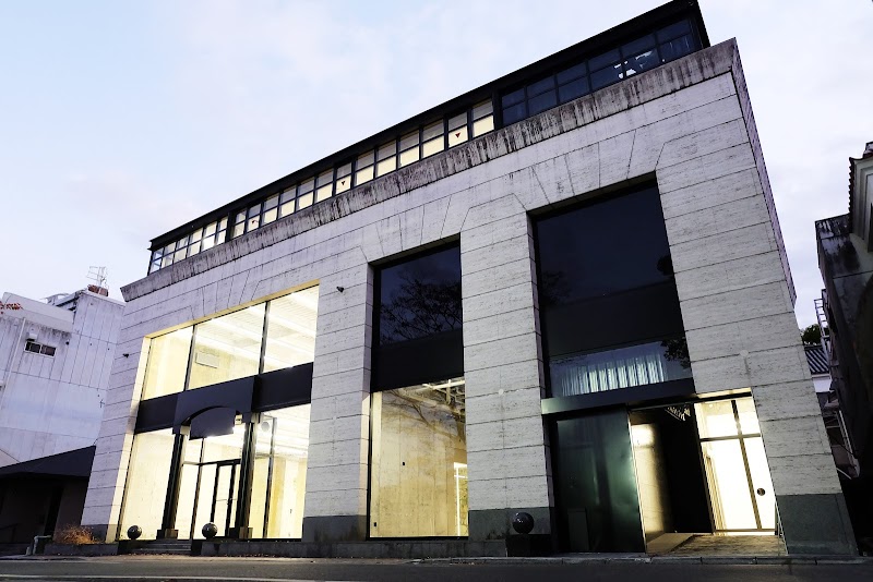 THE RABBIT HOLE（現代美術館「ラビットホール」）