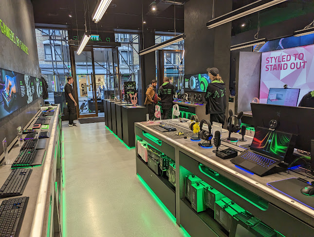 https://www.razer.com/razerstores/london?utm_source=GMB&utm_medium=organic&utm_campaign=230920_RR_STORE_ALL_GB_RAZER-STORE-LONDON_23Q3&cid=230920_RR_STORE_ALL_GB_RAZER-STORE-LONDON_23Q3
