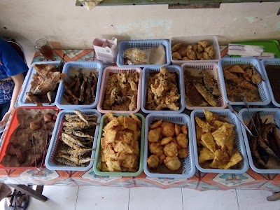 Photos of LARIS MANIS