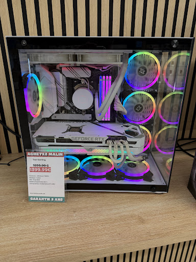 Plongez dans l’univers du gaming avec cette tour gamer ultra-moderne ! Son design épuré et ses effets LED RGB spectaculaires illumineront vos sessions. Profitez de performances de pointe grâce à une carte graphique surpuissante et un processeur de dernière génération. Offrez-vous une expérience de jeu immersive, fluide et colorée. Prêt à passer au niveau supérieur ? Saisissez cette opportunité et faites vibrer vos parties dès maintenant !