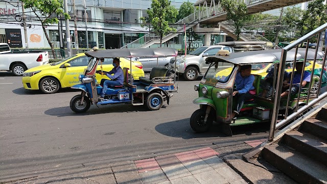Khlong Toei Pier Market