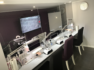 Photo n°5 de Lynail’s - centre de formation et distribution spécialisé en onglerie à Lèves (Salon de manucure)