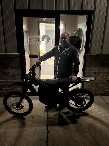 Howling Moto - Visual