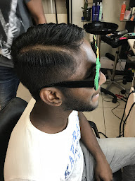 Photo n°9 de BORIS KHAN AFTER - Salon de Coiffure à Saint-Paul (Conseiller en image personnelle)