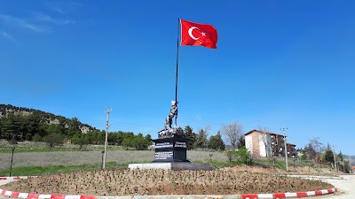 Bayrak Tutan Bozkurt Heykeli