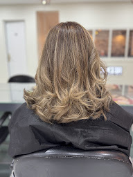 Photo n°13 de Les Blondes et les Brunes (Courbevoie) à Courbevoie (Salon de coiffure)