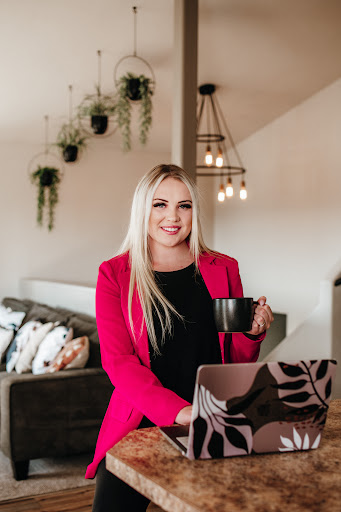 Ceciley Taylor at RE/MAX Glacier Country Gallery - United States