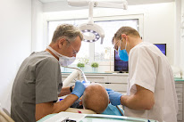 Dr Arnaud Odendhal Implantologue Dentiste Implant dentaire Paris 17 Monceau à Paris