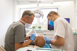 Photo n°3 de Dr Arnaud Odendhal Implantologue Dentiste Implant dentaire Paris 17 Monceau à Paris (Cabinet d'implants dentaires)