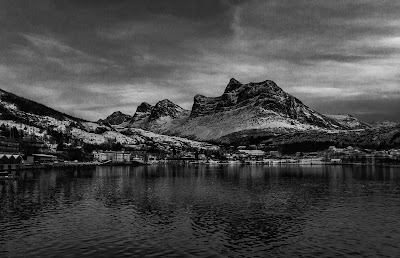 Photos of Mel&oslash;y