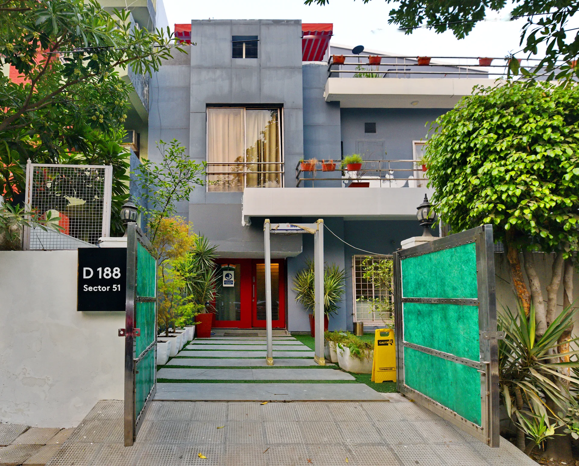 Divine Inn Couple Friendly Hotel near Sector 51 Metro Station