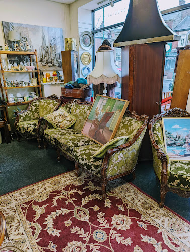 Gee's Furniture & Antiques Phone number