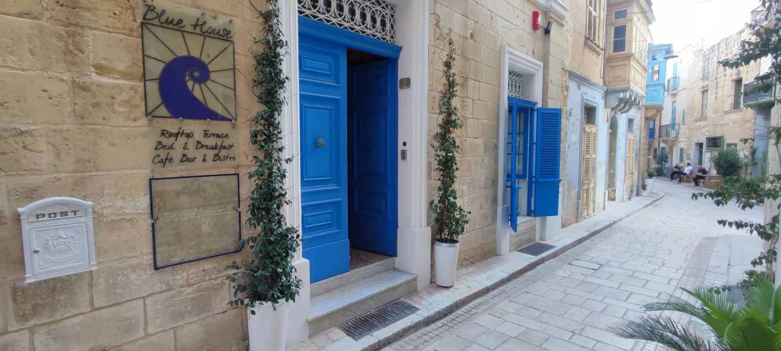 Blue House 9 Rooms & Breakfast
