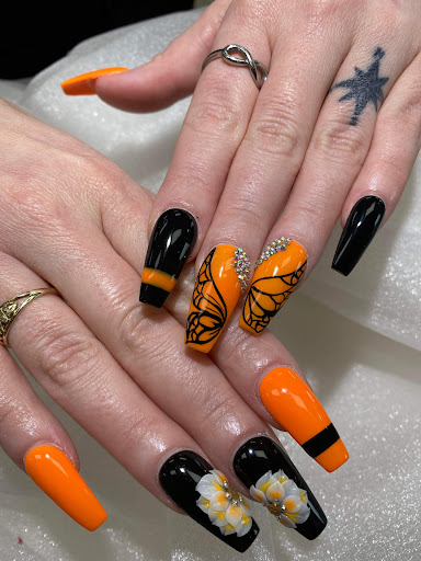 West Bend Nails Logo