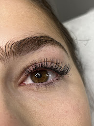 Photo n°3 de PrettyWoo - Ongles & Extensions de Cils Toulon à La Valette-du-Var (Institut de beauté)