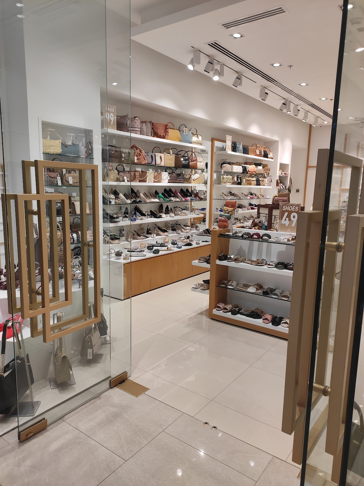 Torino Shoes City Center Al Dhait - صورة 3