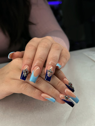 Top Nails interior view
