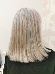 Photo n°12 de La petite Coloriste | Atelier Coiffure à Bezannes à Bezannes (Salon de coiffure)