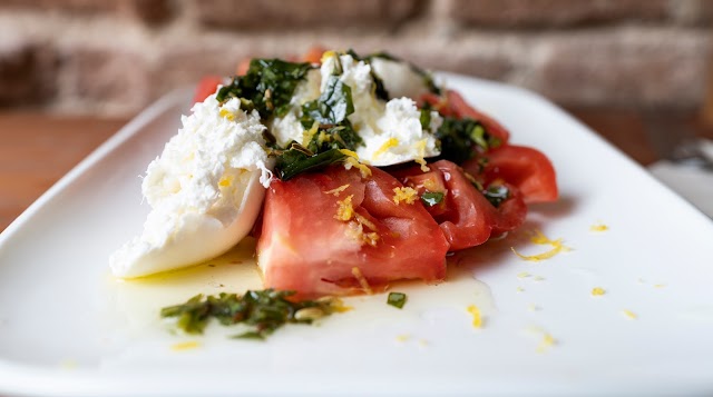 Entre Santos Cocktail bar and food