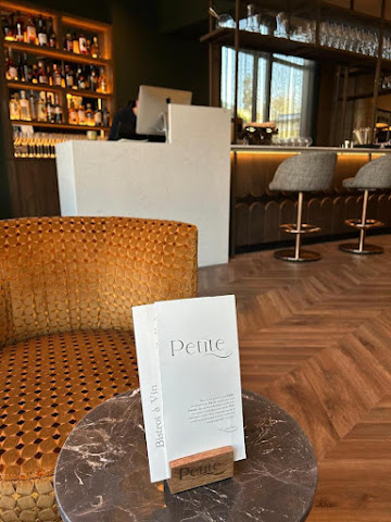 Petite ~ Bistrot à Vin & EnSuite ~ | Wijnbar & Restaurant in Sint-Oedenrode by null