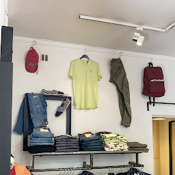 Photo n°5 de BLUJEAN jean chapel à Saint-Rémy-de-Provence (Magasin de vêtements)