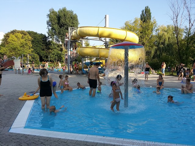 Odkryta pływalnia OSiR Ochota w parku „Szczęśliwice”