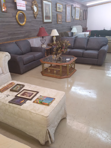 The Furniture Store and Fleamarket of Paris, BOOTH RENTALS AND FLEA MARKET Gallery - United States