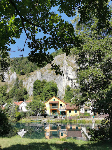 Parkplatz Nähe Kunstweg an Fels und Fluss
