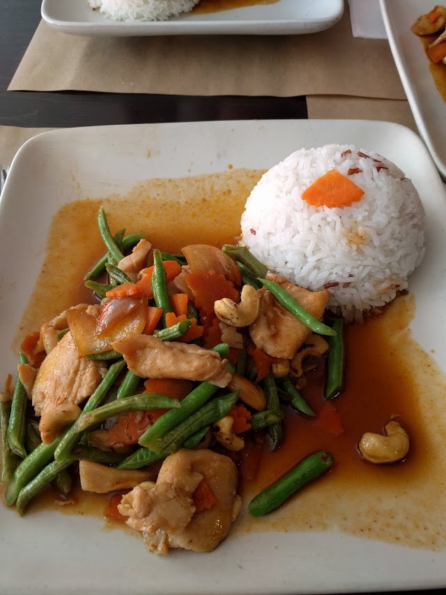 Pum Thai Restaurant & Cooking School